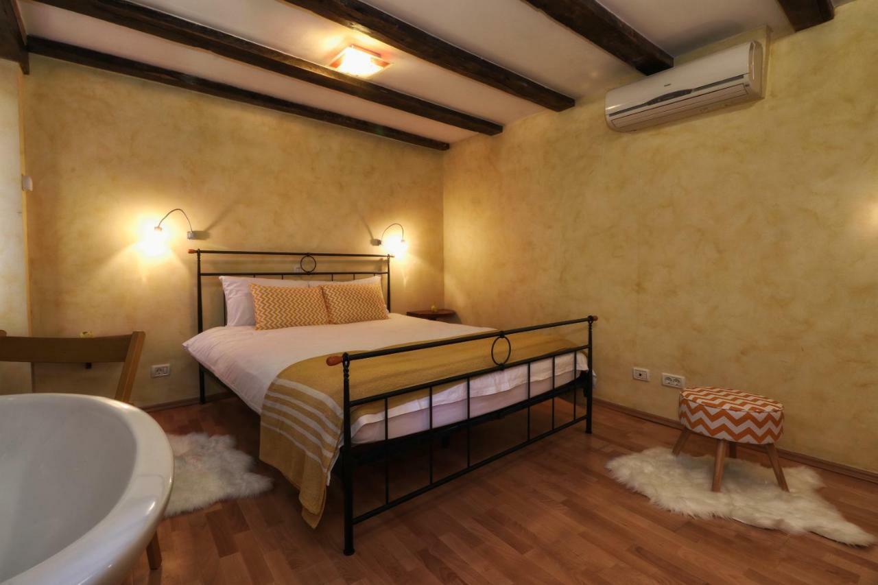 Superb Townhouse Villa Montalbano โรวีน ภายนอก รูปภาพ
